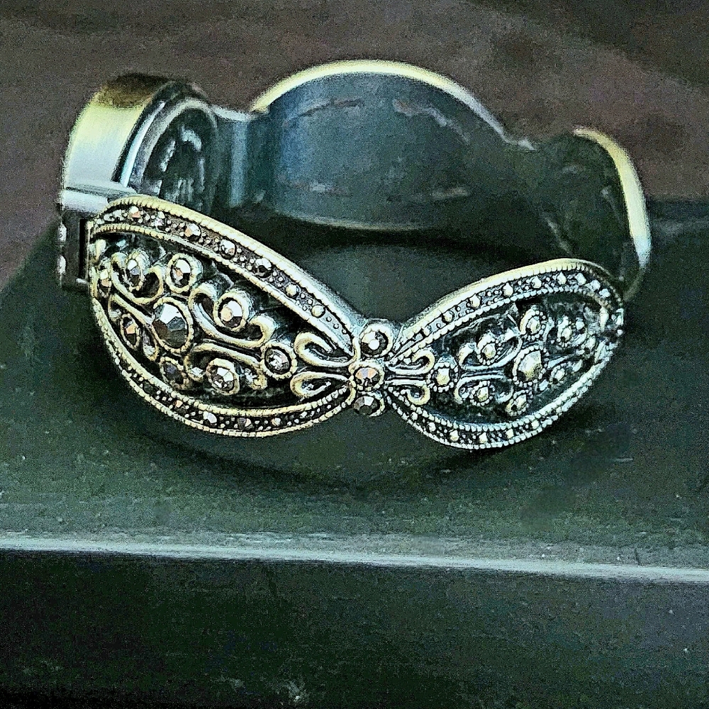 Elegant Shimmer Cuff Watch - Picture 4 of 5